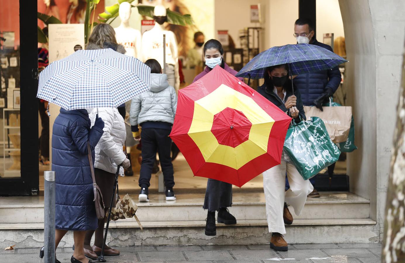 En imágenes, rebajas pasadas por agua en Córdoba