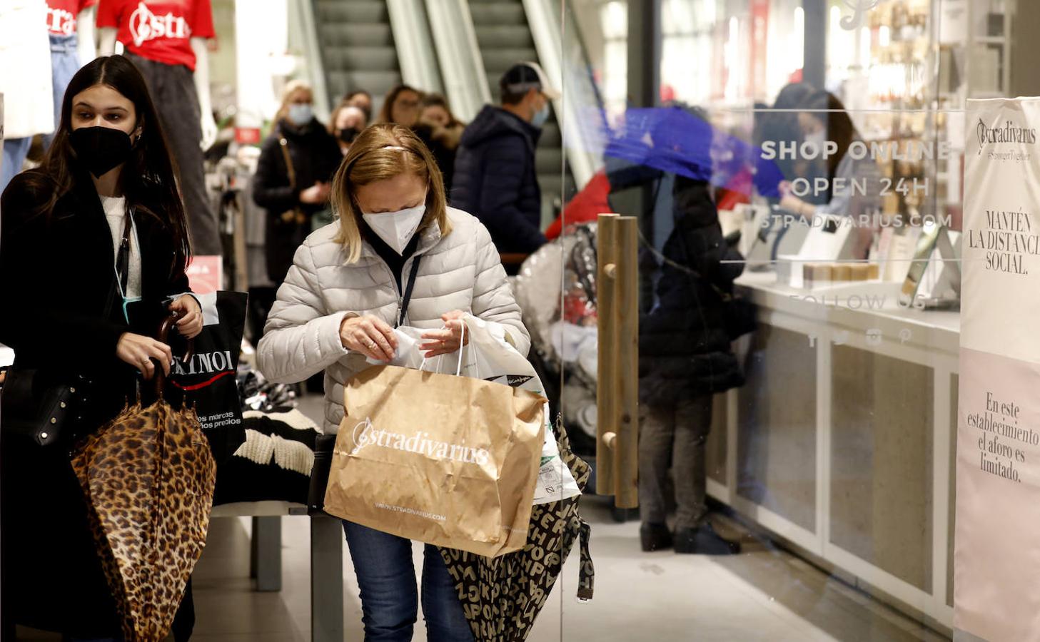 En imágenes, rebajas pasadas por agua en Córdoba