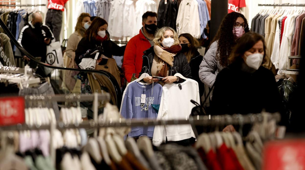 En imágenes, rebajas pasadas por agua en Córdoba