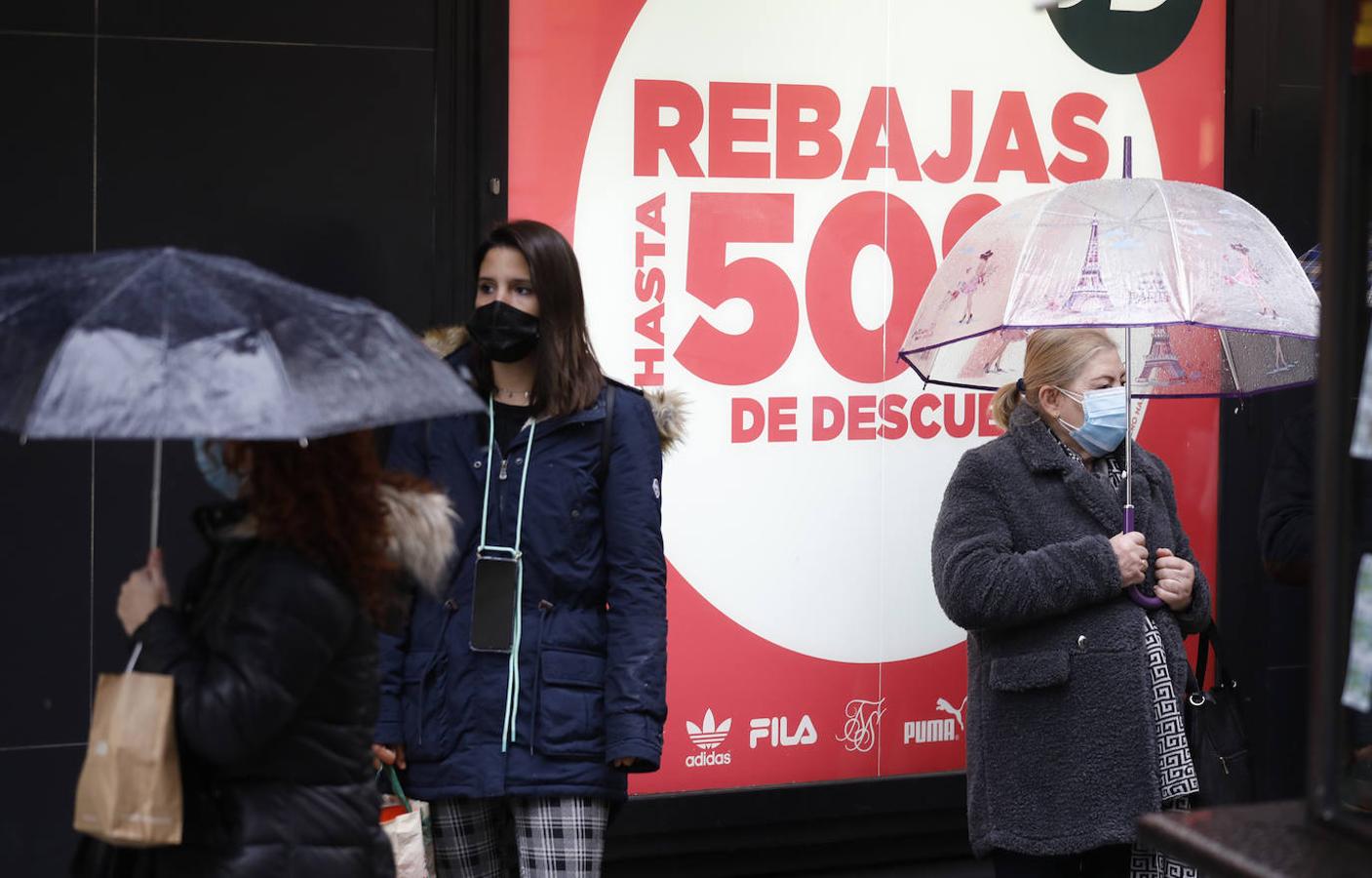 En imágenes, rebajas pasadas por agua en Córdoba