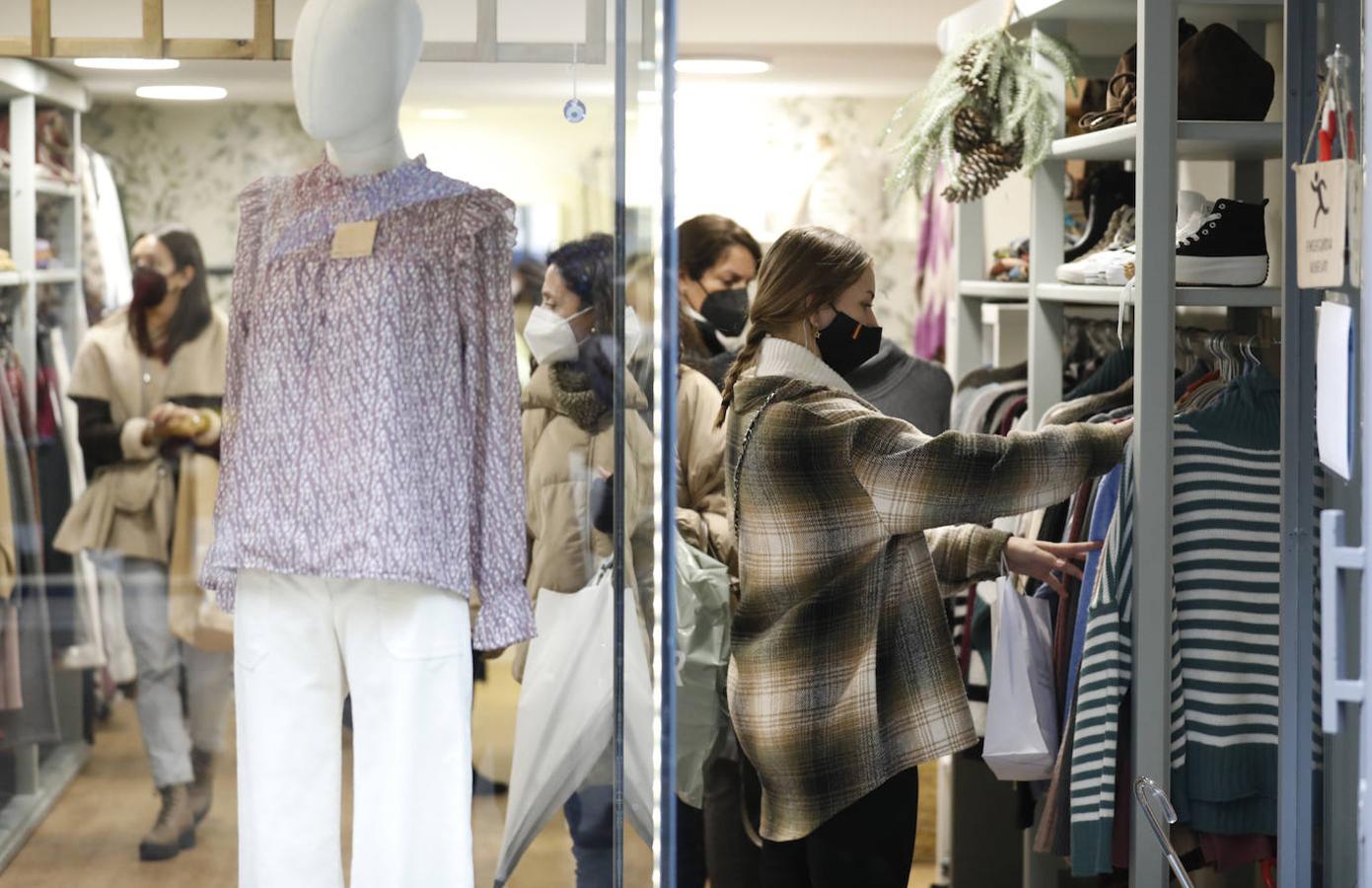 En imágenes, rebajas pasadas por agua en Córdoba