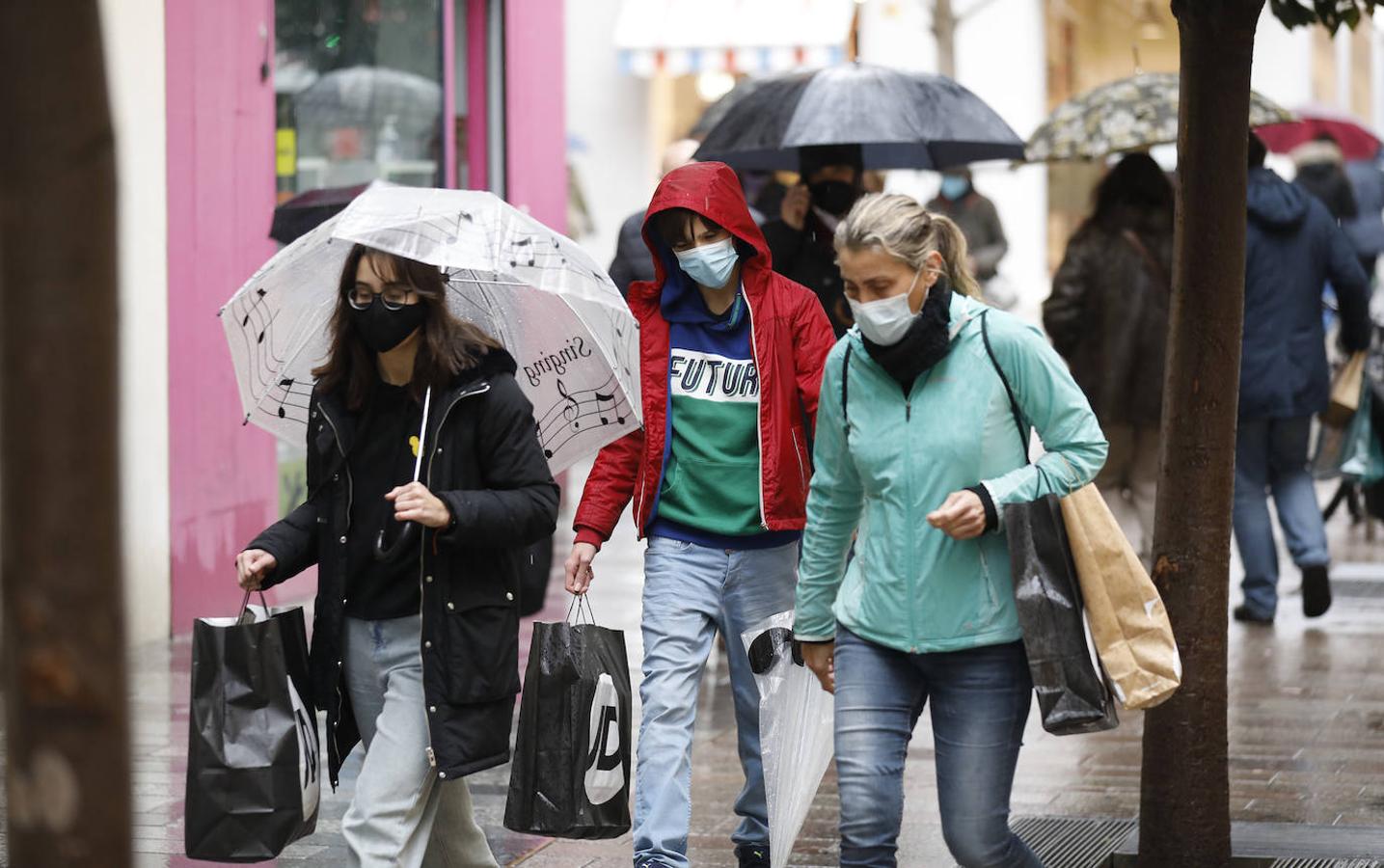 En imágenes, rebajas pasadas por agua en Córdoba