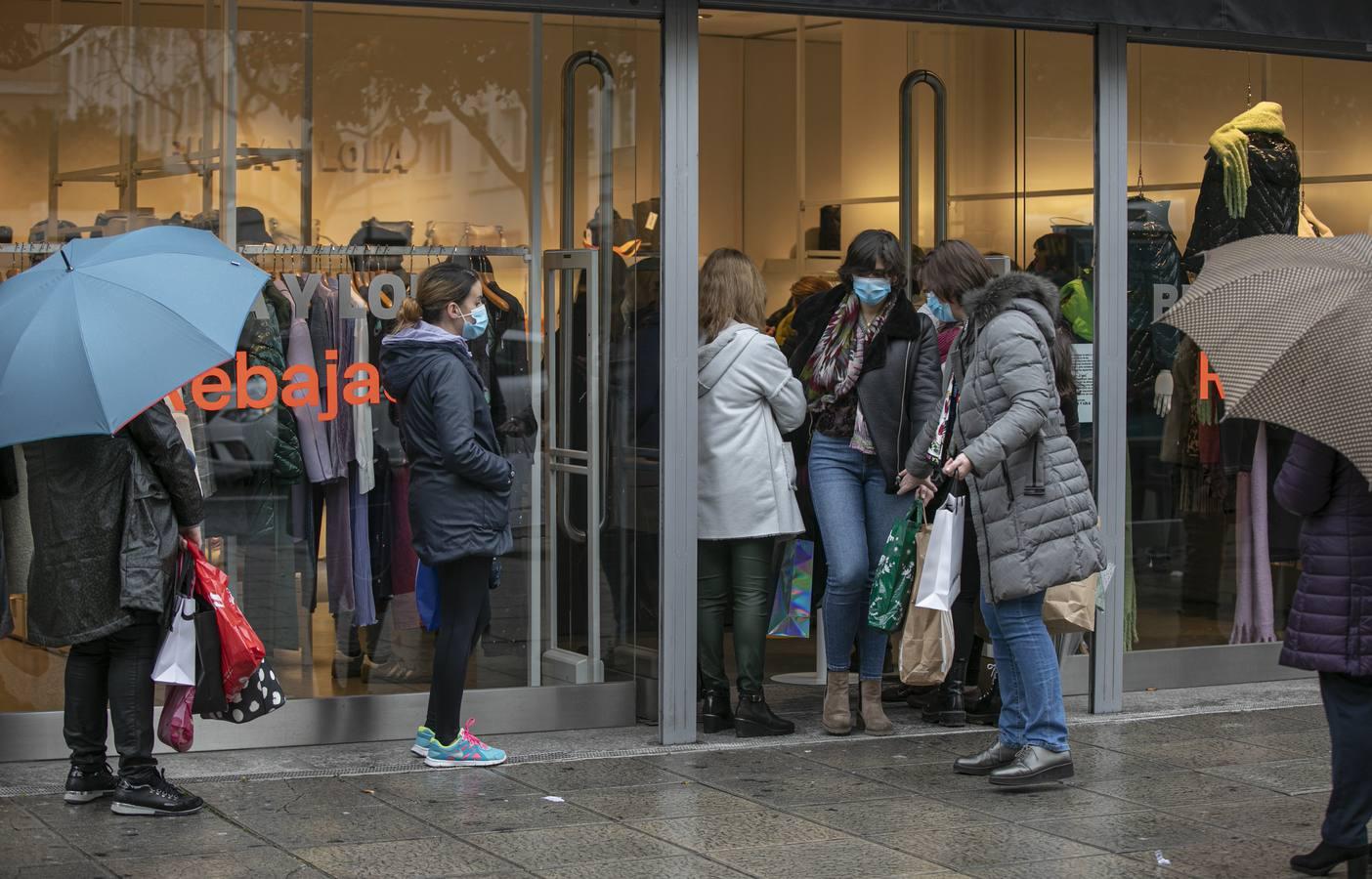 En imágenes, comienzan unas rebajas marcadas por la lluvia y el coronavirus