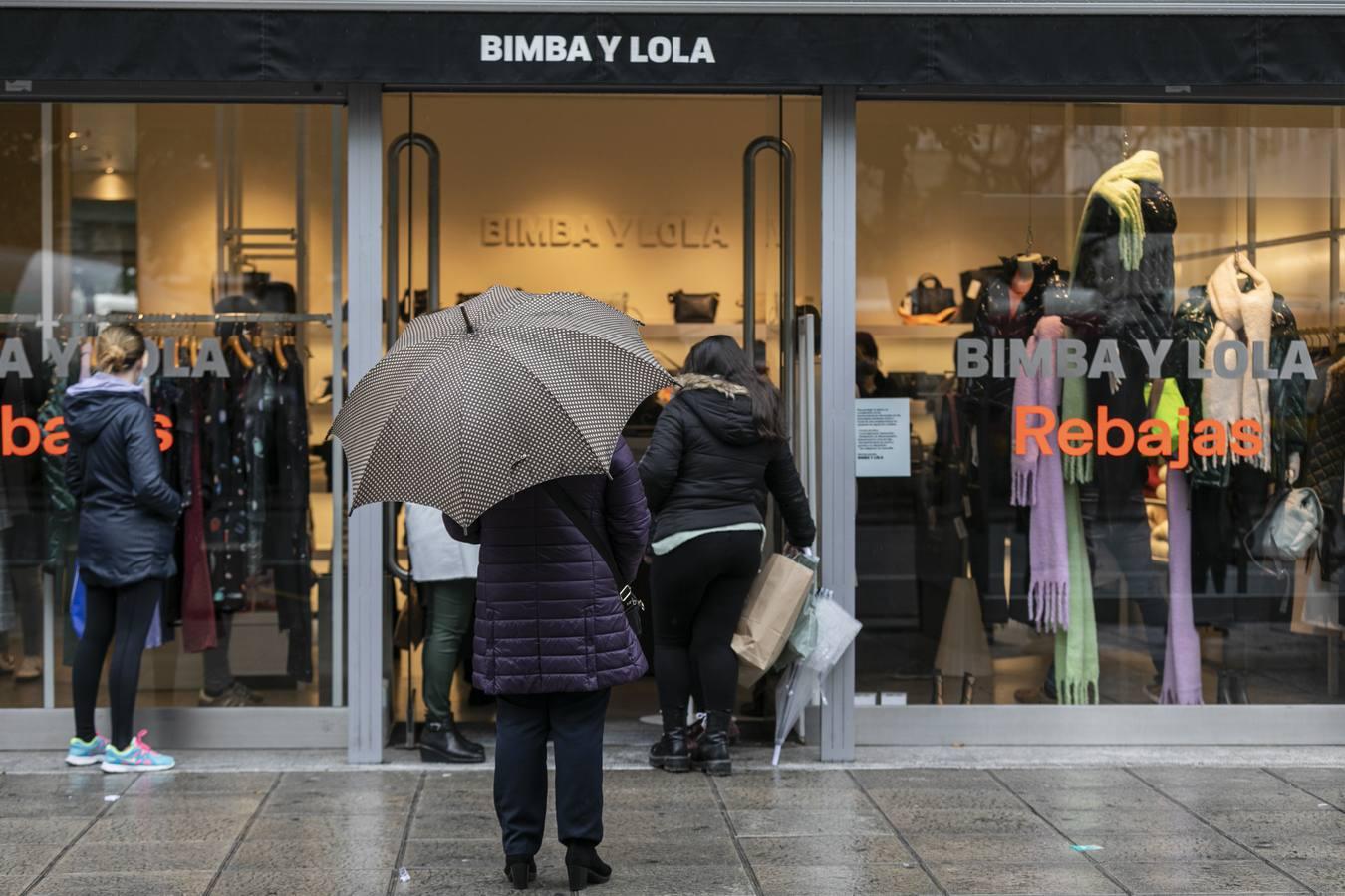 En imágenes, comienzan unas rebajas marcadas por la lluvia y el coronavirus