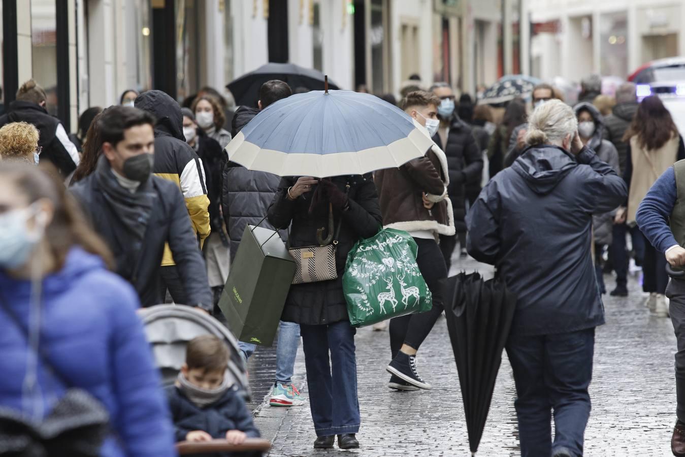 Las rebajas de Sevilla 2021 se ven «chafadas» por la lluvia y el coronavirus