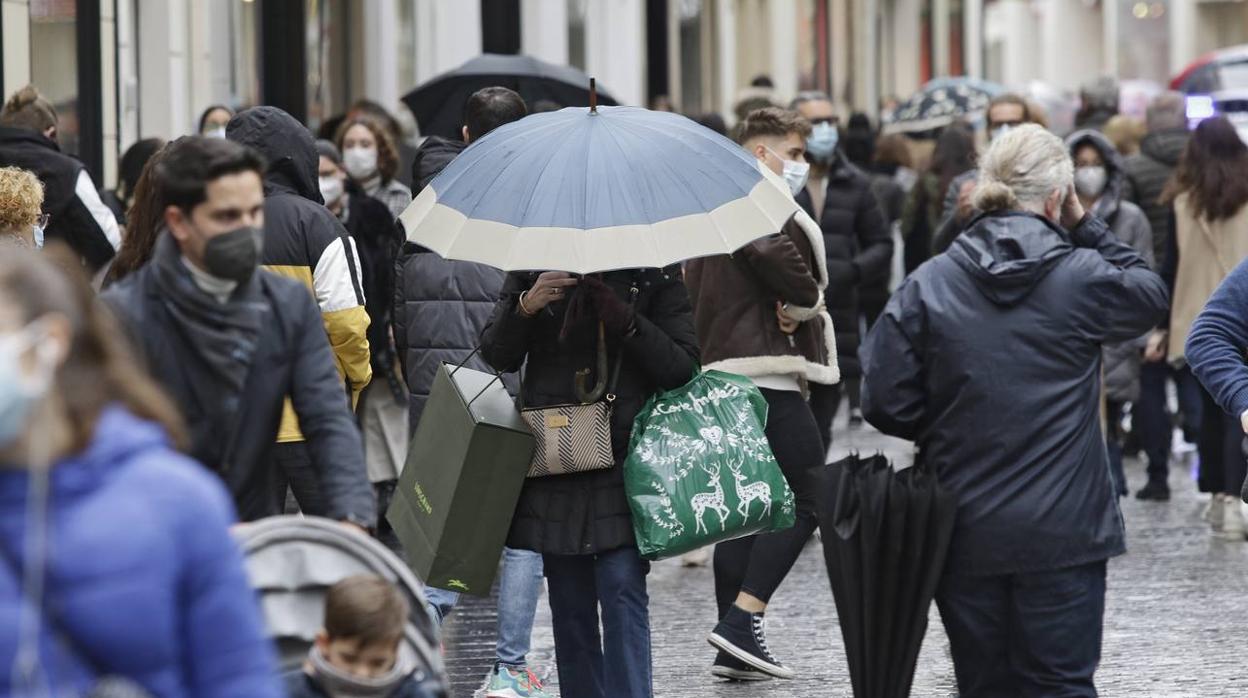 En imágenes, comienzan unas rebajas marcadas por la lluvia y el coronavirus