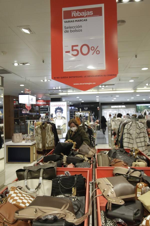 En imágenes, comienzan unas rebajas marcadas por la lluvia y el coronavirus