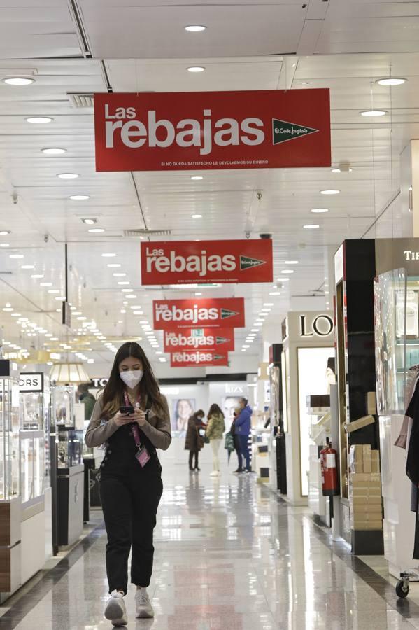 En imágenes, comienzan unas rebajas marcadas por la lluvia y el coronavirus