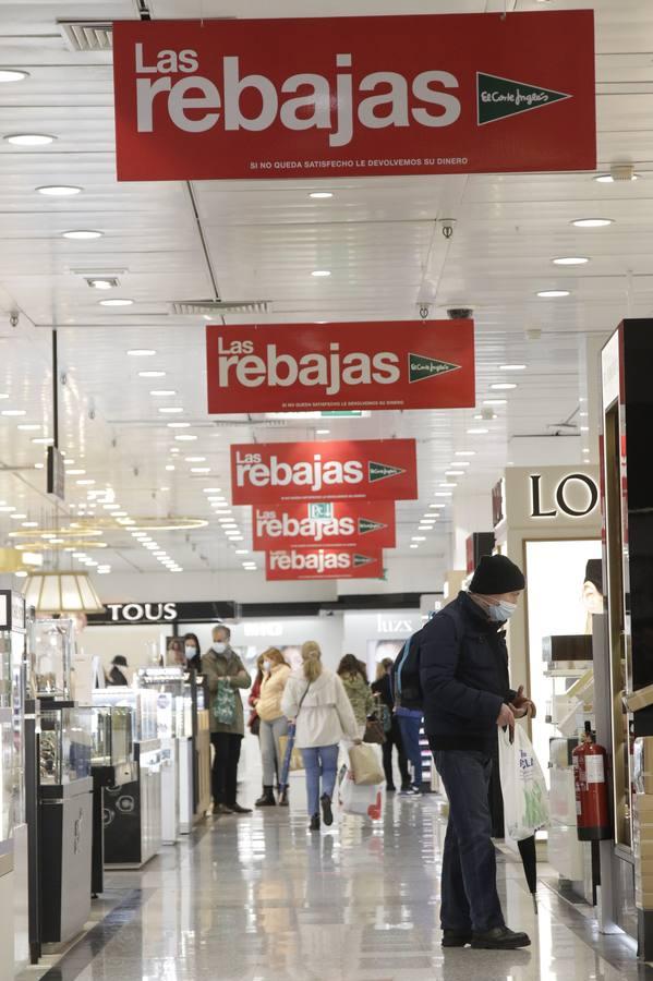 En imágenes, comienzan unas rebajas marcadas por la lluvia y el coronavirus