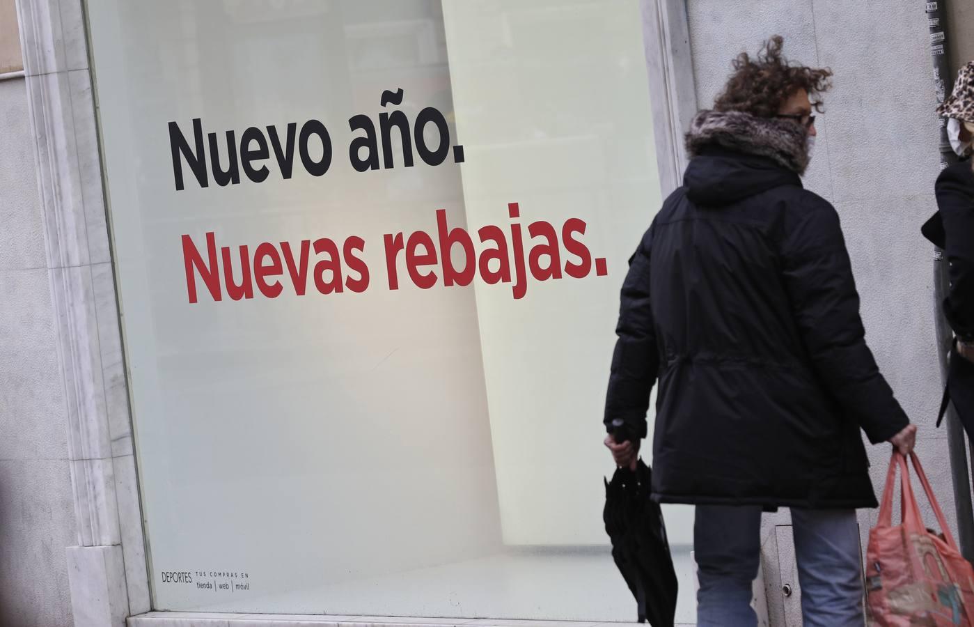 En imágenes, comienzan unas rebajas marcadas por la lluvia y el coronavirus