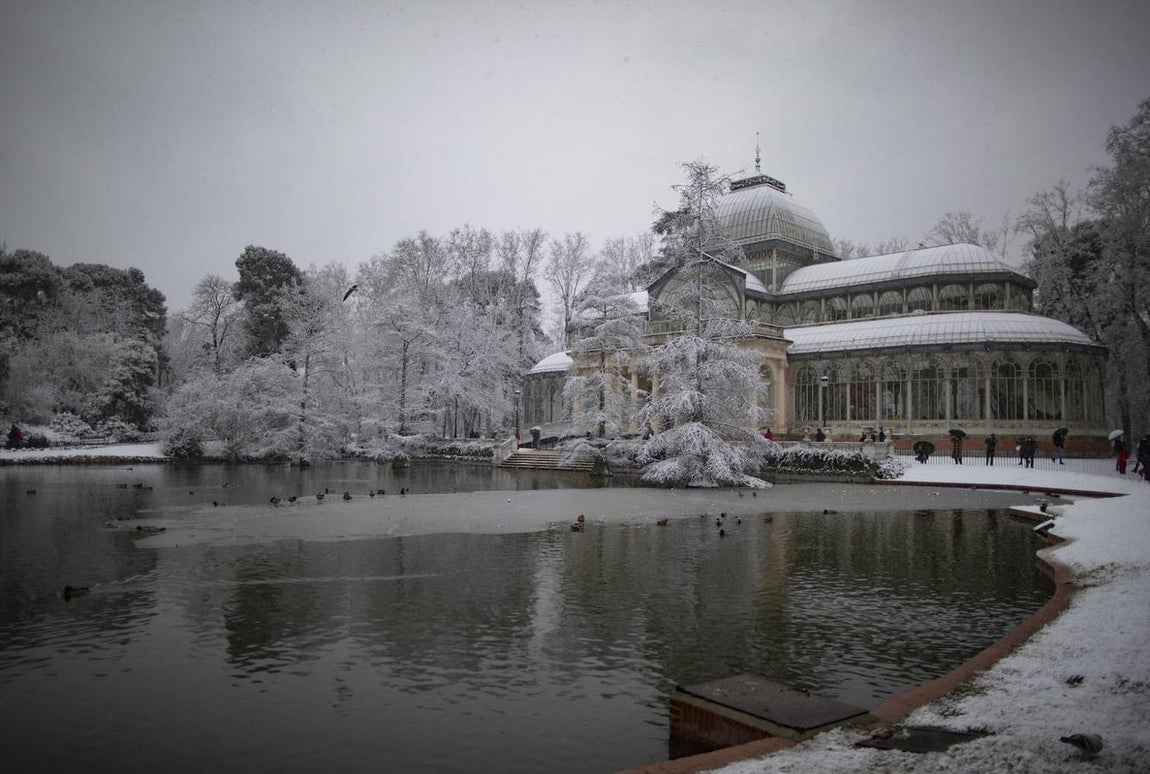 Nieve en el parque de El Retiro, tras el paso de la borrasca. La imagen muestra El Palacio de Cristal, un lugar icónico del Parque de El Retiro, cubierto de nieve y con parte del lago congelado. La Comunidad de Madrid ha activado el nivel 1 del Plan de Inclemencias Invernales a partir de esta medianoche por previsión de la Agencia Estatal de Meteorología.