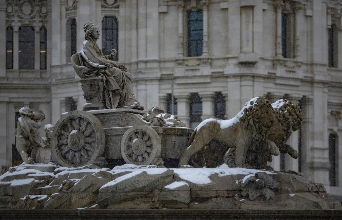 La diosa Cibeles, siempre de blanco. La fuente de Cibeles cubierta de nieve en el segundo día de nieve en la capital tras el paso de la borrasca Filomena, en Madrid (España), a 8 de enero de 2021. La Comunidad de Madrid ha activado hoy el nivel 2 del Plan de Inclemencias Invernales para gestionar el temporal de frío y nieve que afecta al territorio regional.