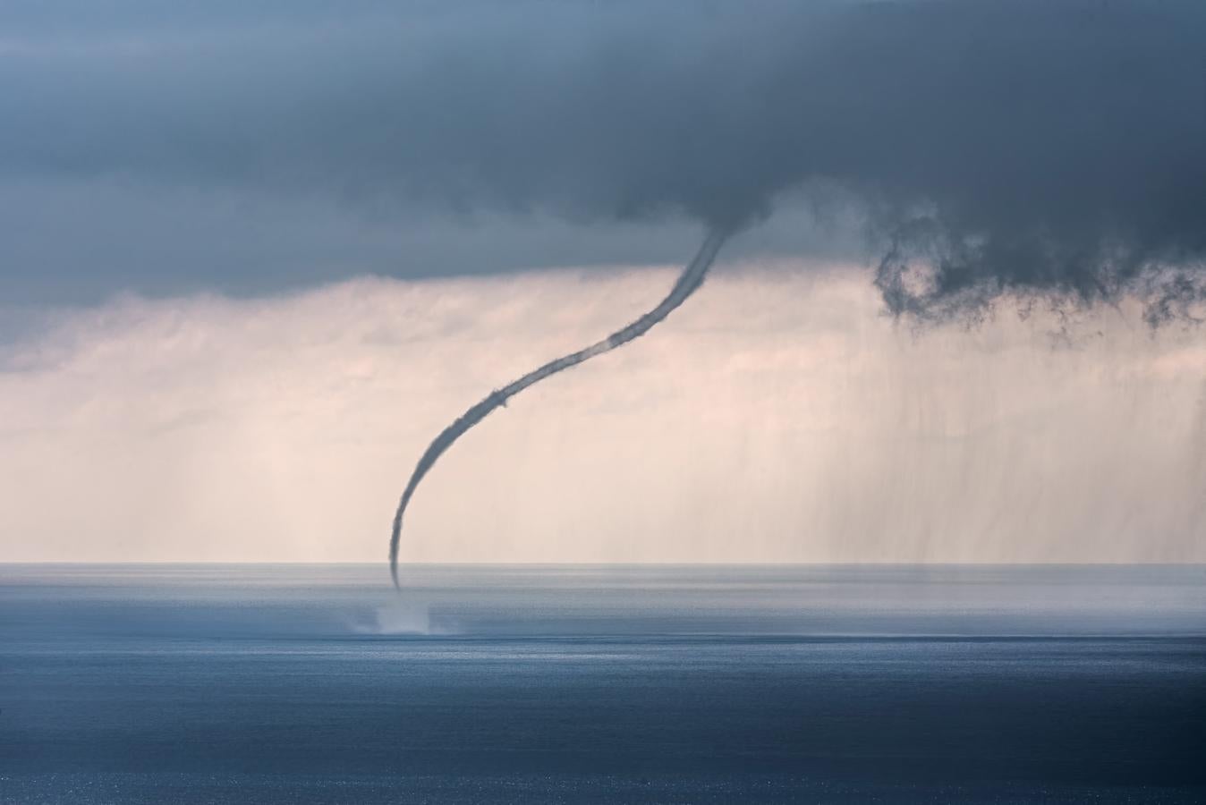 Manga de agua en el mar. Tras la votación en las redes sociales, un jurado de la OMM de meteorólogos y fotógrafos seleccionó 13 fotos ganadoras para el calendario (una por mes, más la foto de portada)