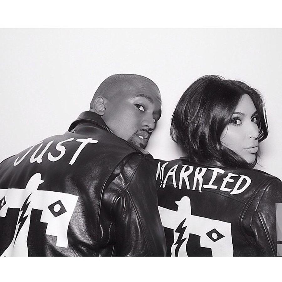 Ceremonia multimillonaria. Su boda costó casi diez millones de euros, de los que se desglosan unos 410.000 por el alquiler del Forte di Belvedere. En cada uno de los asistentes, la pareja gastó 60.000 euros en un servicio que incluía el alojamiento, peluquería y maquillaje. La tarta era una torre de siete pisos hecha de vainilla y moras decorada con pan de oro (6.800 euros) y la pareja se invirtió la friolera de 136.000 euros en rosas blancas. La pareja también contrató al tenor italiano Andrea Bocelli para que amenizara la velada