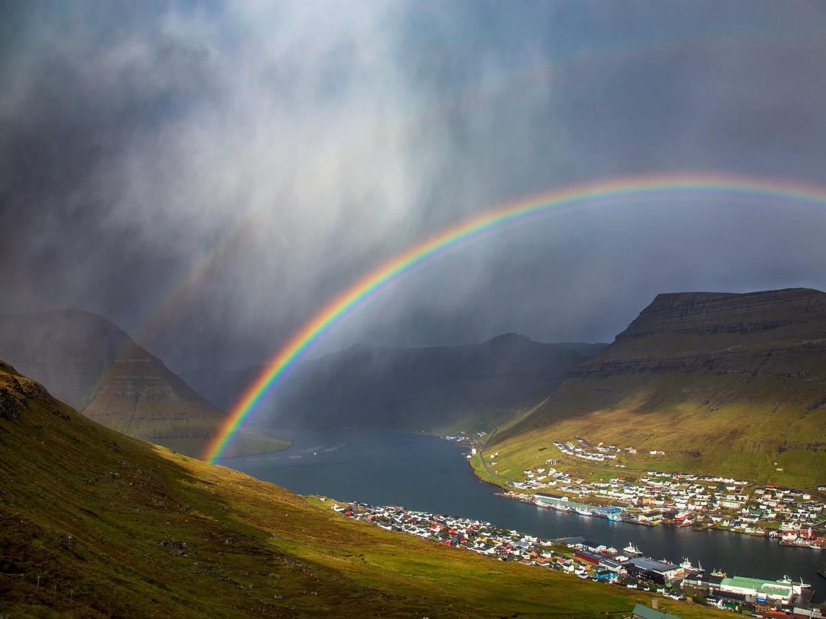 Doble arcoíris sobre Klaksvik, Islas Feroe. Esta es una de las fotos ganadoras del concurso de calendario 2021 de la OMM