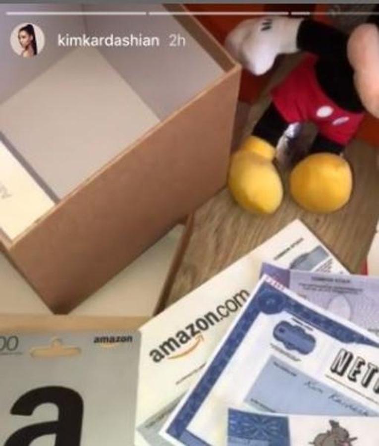 Navidades. En 2017, Kanye West le regaló a Kim Kardashian más de 100.000 dólares en acciones de Amazon, Netflix, Apple, Adidas y Netflix por Navidad. «Este ha sido el regalo de Navidad de Kanye: en la primera caja había un peluche de Mickey Mouse, unos auriculares de Apple, tarjetas de regalo en Netflix y Amazon y unos calcetines de Adidas», explicaba Kardashian en la red social. «Pero cuando abrí la segunda caja me encontré acciones en Amazon, Netflix, Appel, Adidas y Disney». Una forma de que lo invertido volviese a la cuenta bancaria de la pareja