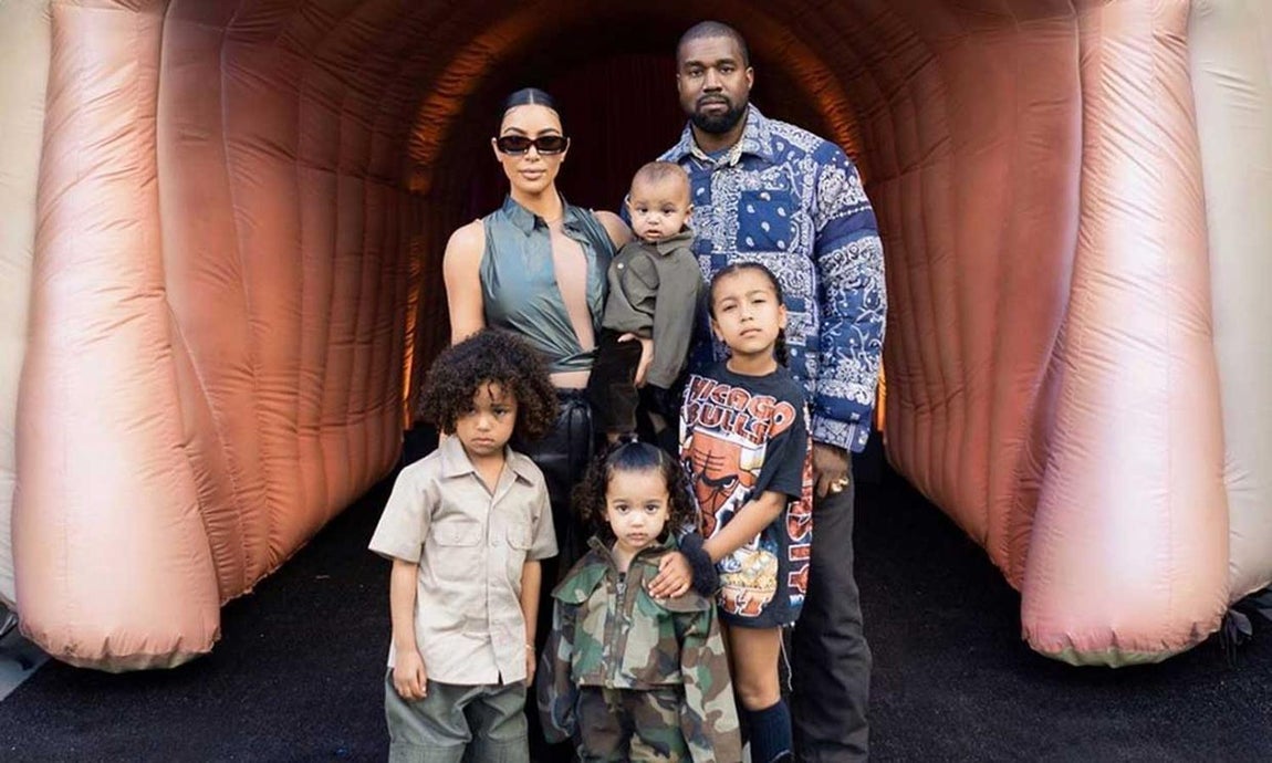 Familia numerosa. Los dos últimos hijos (Psalm y Chicago) los tuvieron a través de un vientre de alquiler. La pareja decidió utilizar este método después de que los médicos advirtiesen a Kardashian de los riesgos que corría su salud si se quedaba de nuevo embarazada