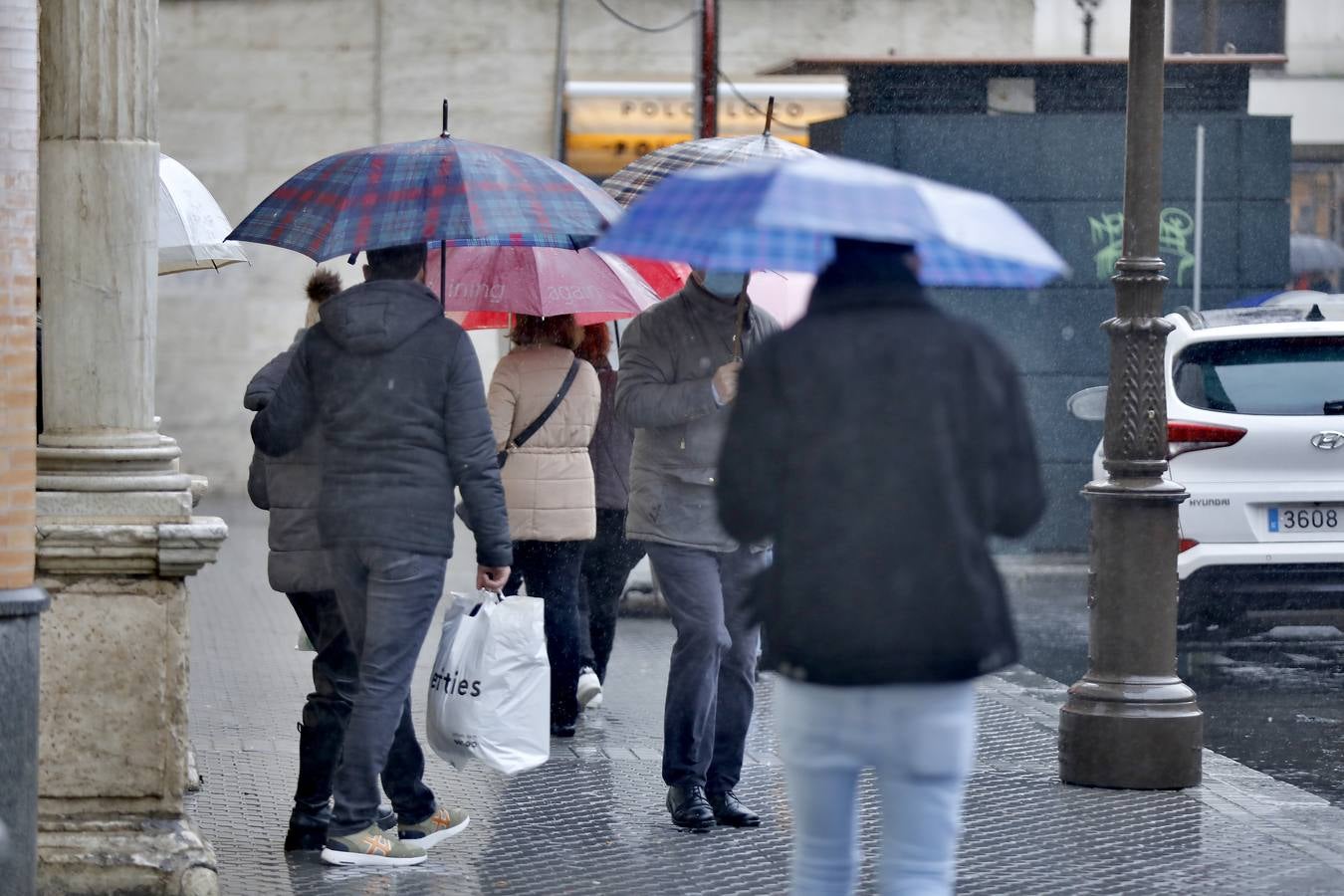 Las lluvias no han cesado durante toda el día en Sevilla