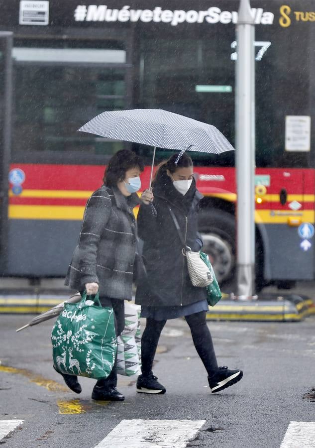 Las lluvias no han cesado durante toda el día en Sevilla