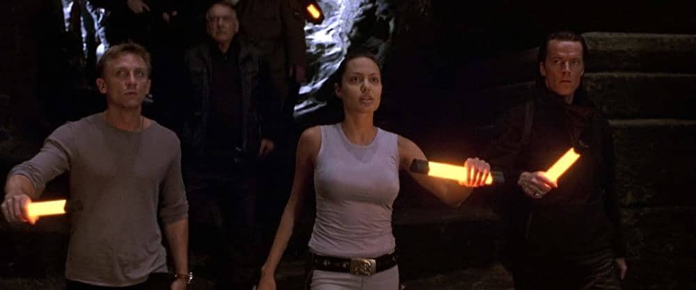 «Lara Croft: Tomb Raider»: Película de acción basada en uno de los videojuegos más famosos. Realizado por el director Simon West («Con Air»), el filme mezcla misterio y espectaculares escenas de acción. Para recrear los espacios se necesitó un estudio más grande que los que podía ofrecer Hollywood, así que los productores eligieron los Pinewood, a las afueras de Londres. Para esta versión femenina de Indiana Jones, los productores eligieron a Angelina Jolie por su increíble parecido con la heroína del videojuego. (Disponible en Rakuten TV). 