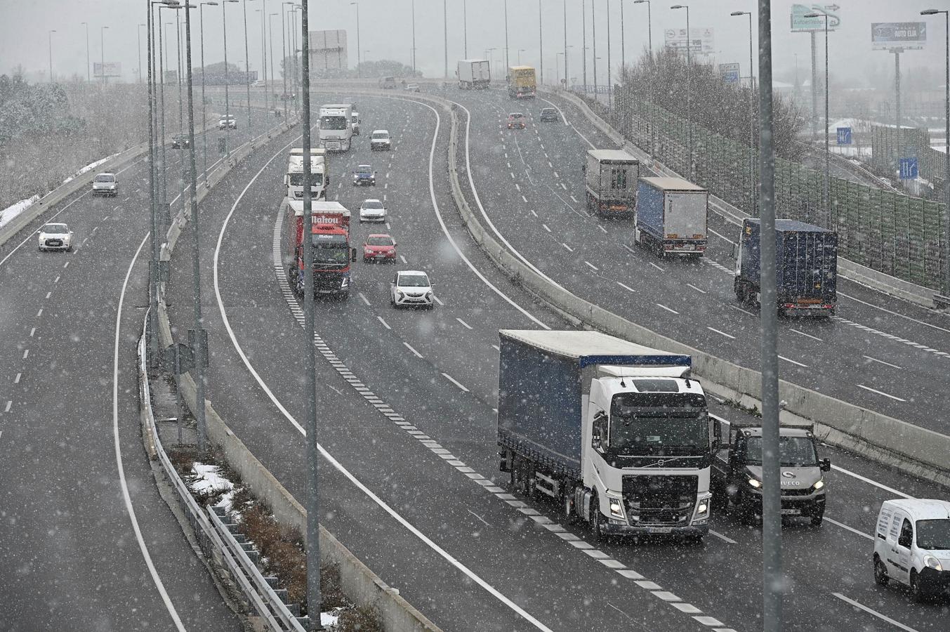 Sin grandes complicaciones. Hasta ahora, el temporal no ha provocado grandes complicaciones en el tráfico, aunque sí ha condicionado y entorpecido la circulación en varias carreteras. En la imagen, varios vehículos circulan por la A-2 a su paso por Alcalá de Henares bajo una intensa nevada, este viernes al mediodía.