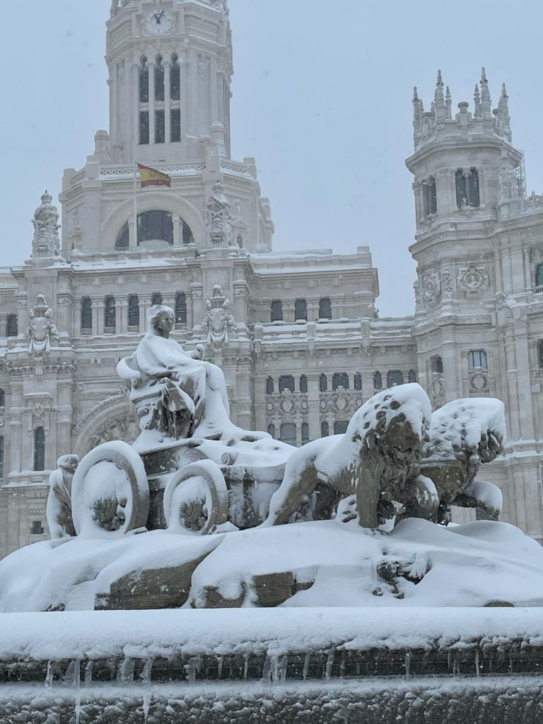 La fuente de la Cibeles y el Palacio de Correos (Madrid), cubiertos por la nieve. 