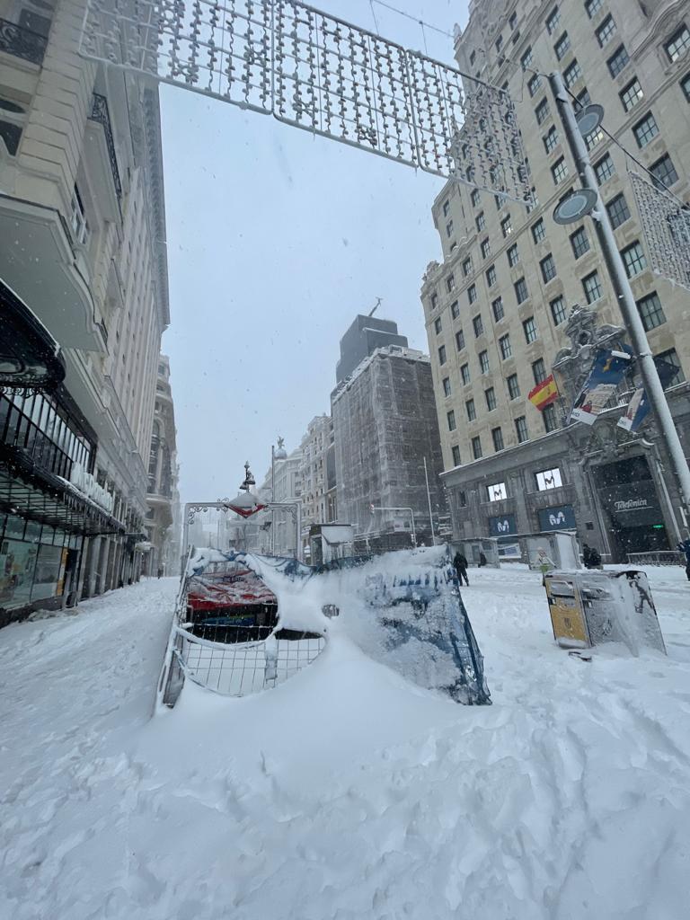 Imagen de una estación de metro atrancada por la nieve en Madrid. 