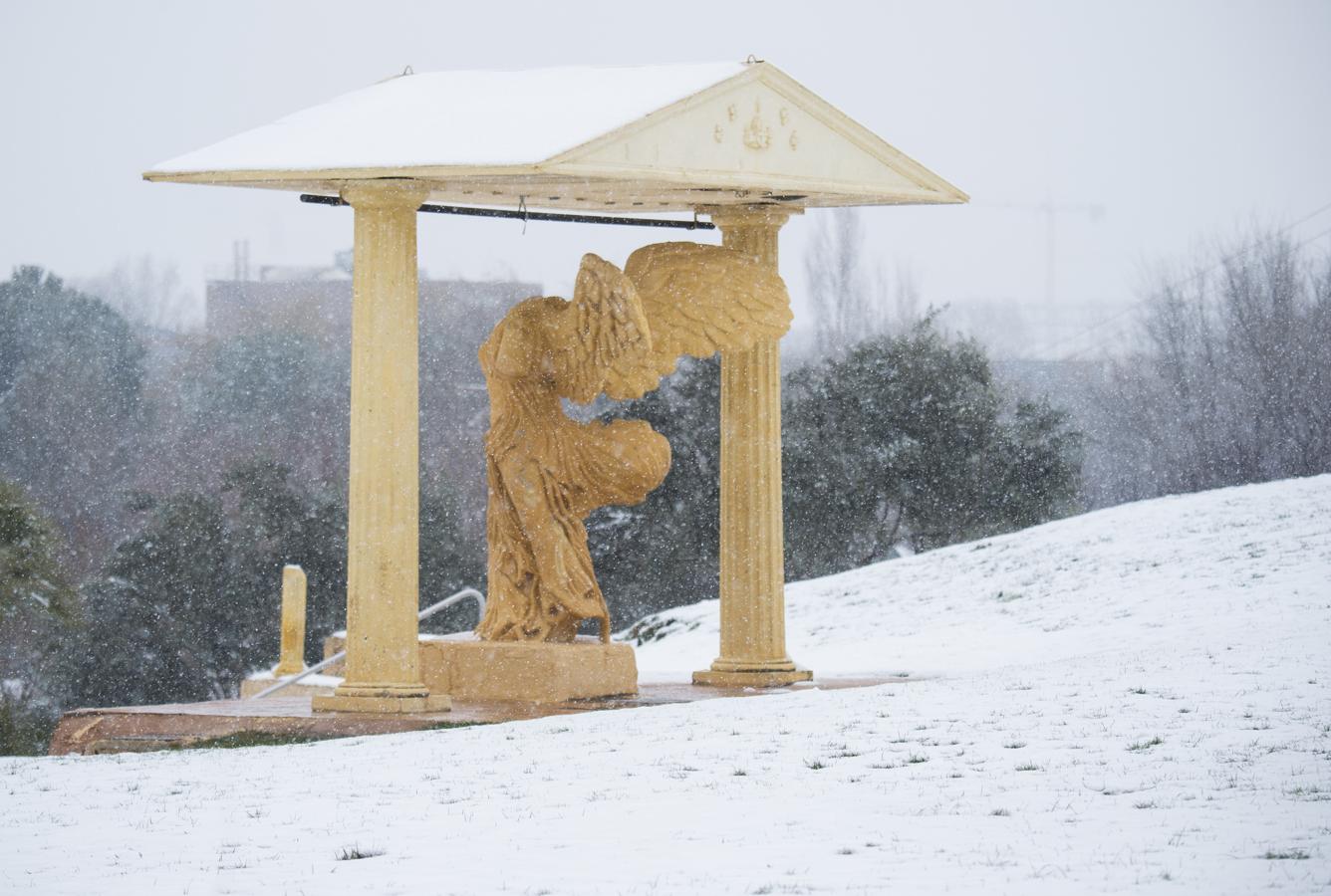 Nieva de forma copiosa en el Parque Europa de Torrejón de Ardoz. 