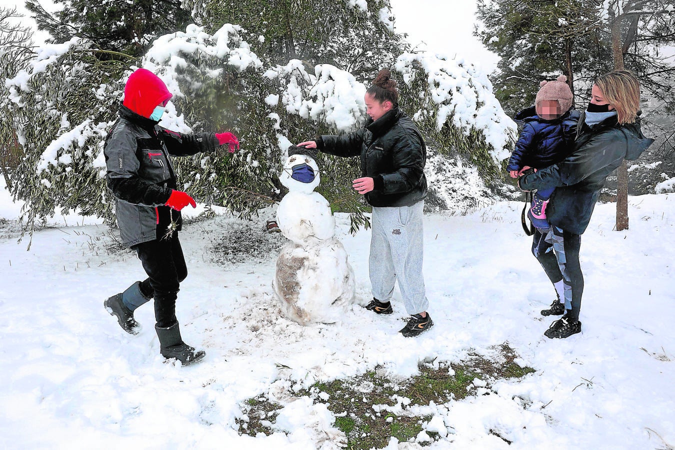 Dos ciudadanos de Bocairent (Alicante) hacen un muñeco de nieve. 