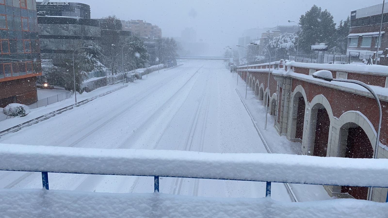 La A-2 se viste de blanco. La carretera A-2, a la altura de Arturo Soria, repleta de nieve. Numerosos efectivos de la UME trabajan en las carreteras para tratar de retirar los copos caídos.