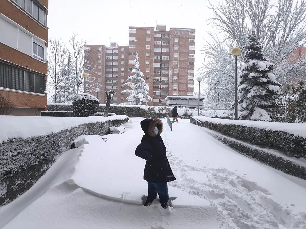 La nieve en el municipio de Coslada (Madrid) ha superado el medio metro de espesor. 
