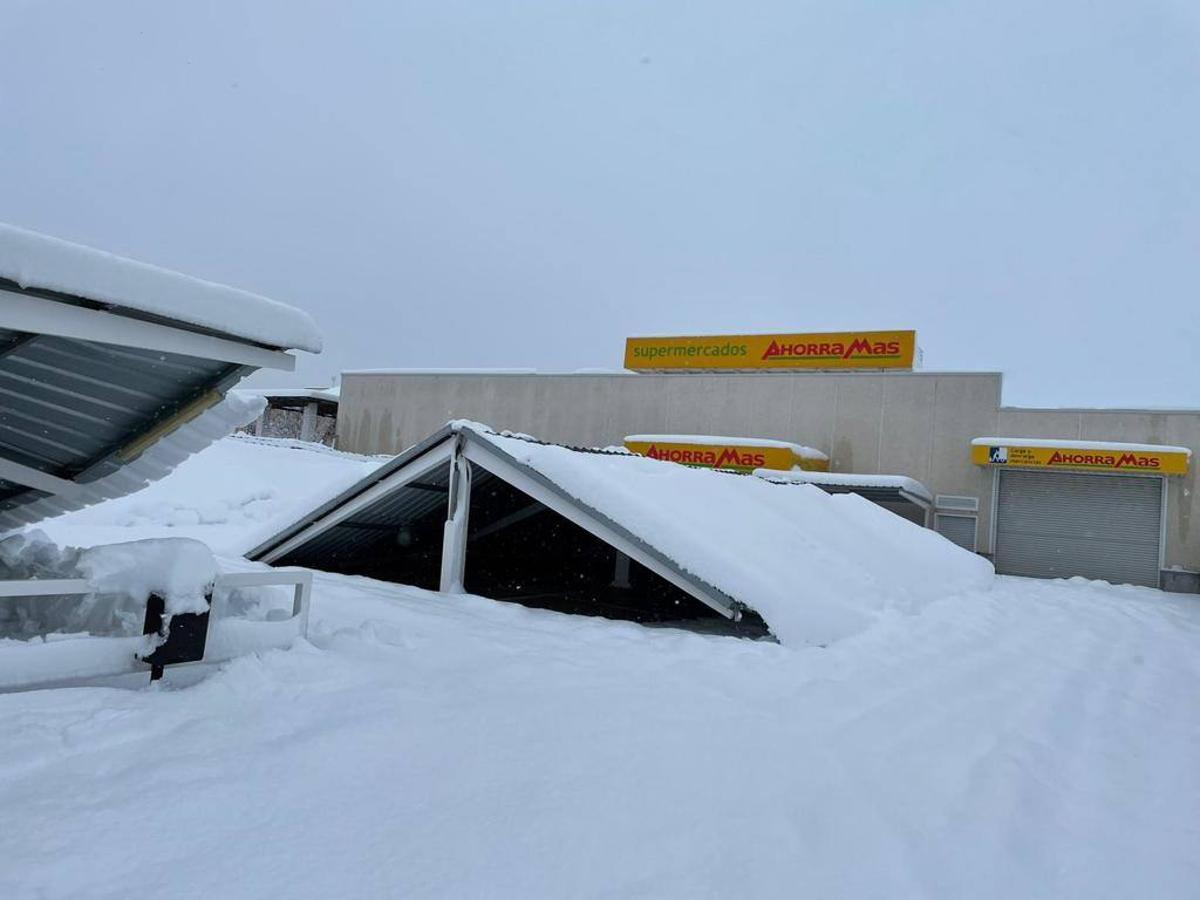 Cubierta del aparcamiento de un supermercado hundida por la nieve. 