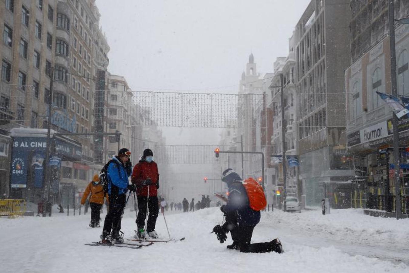 Esquiadores en la Gran Vía. Varios madrileños se han lanzado a las calles para esquiar. En la imagen, la histórica estampa de varios esquiadores sobre la Gran Vía.