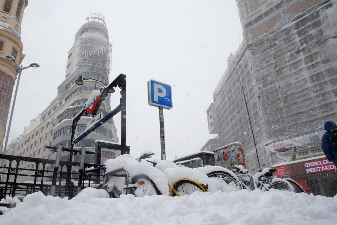 Callao, cubierta de nieve. La céntrica estación de Metro de Callao ha amanecido con más de 30 centímetros de acumulación de nieve. El suburbano madrileño es la única opción para moverse por la capital.