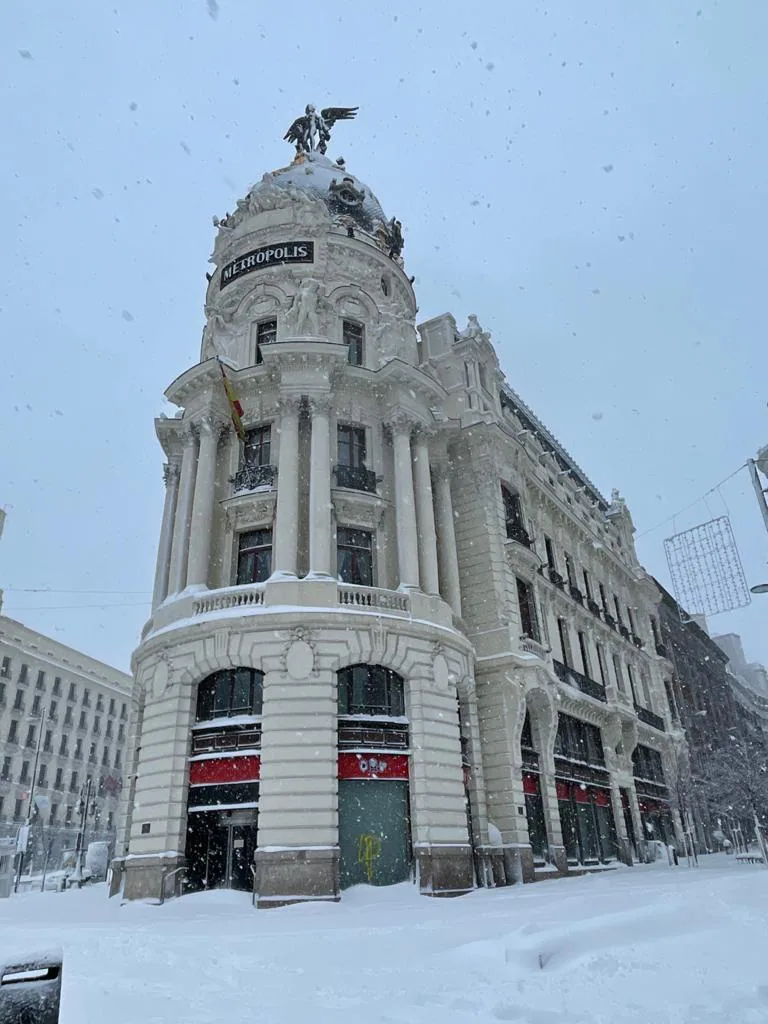 Imagen del edificio Metrópoli (Gran Vía de Madrid), cercado por la nieve. 
