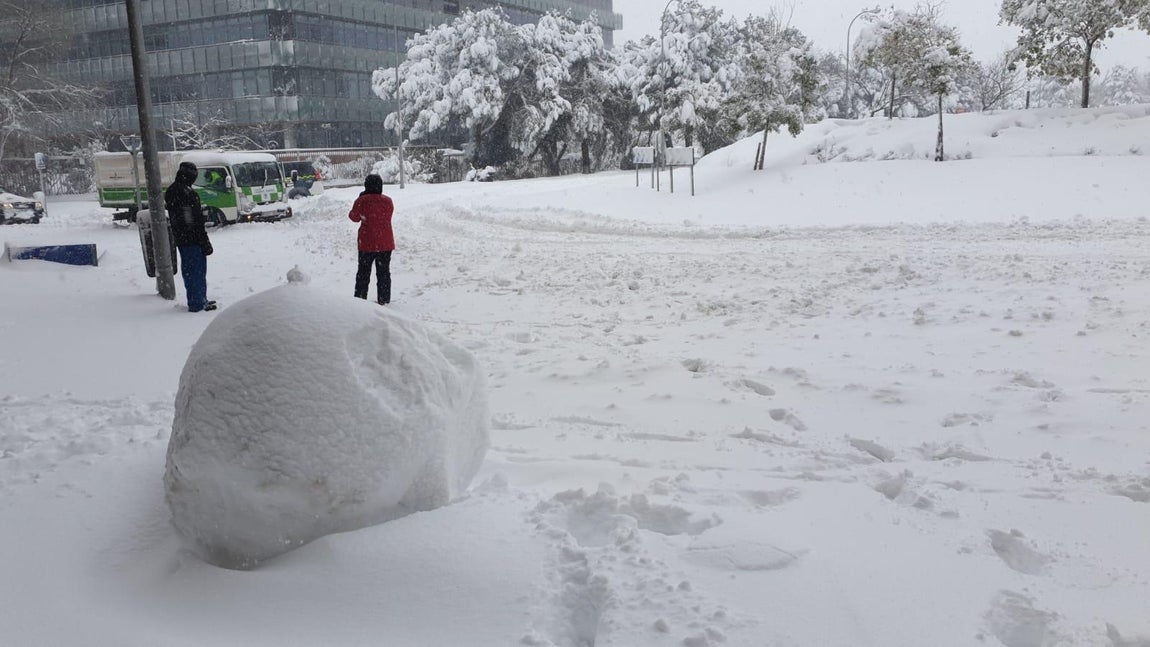 Glorietas que desaparecen. Decenas de glorietas han desaparecido del escenario madrileño. En la imagen, la Glorieta Francisco de las Cabezas, totalmente cubierta de nieve. Al fondo, un camión de basura hace las labores de quitanieves.