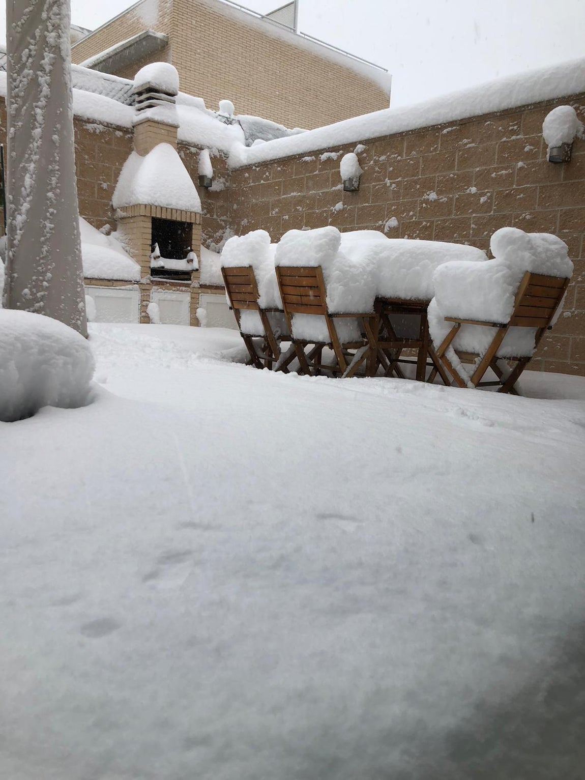 El espesor en municipios como Torrejón de Ardoz (Madrid) superó los 50 centímetros. 