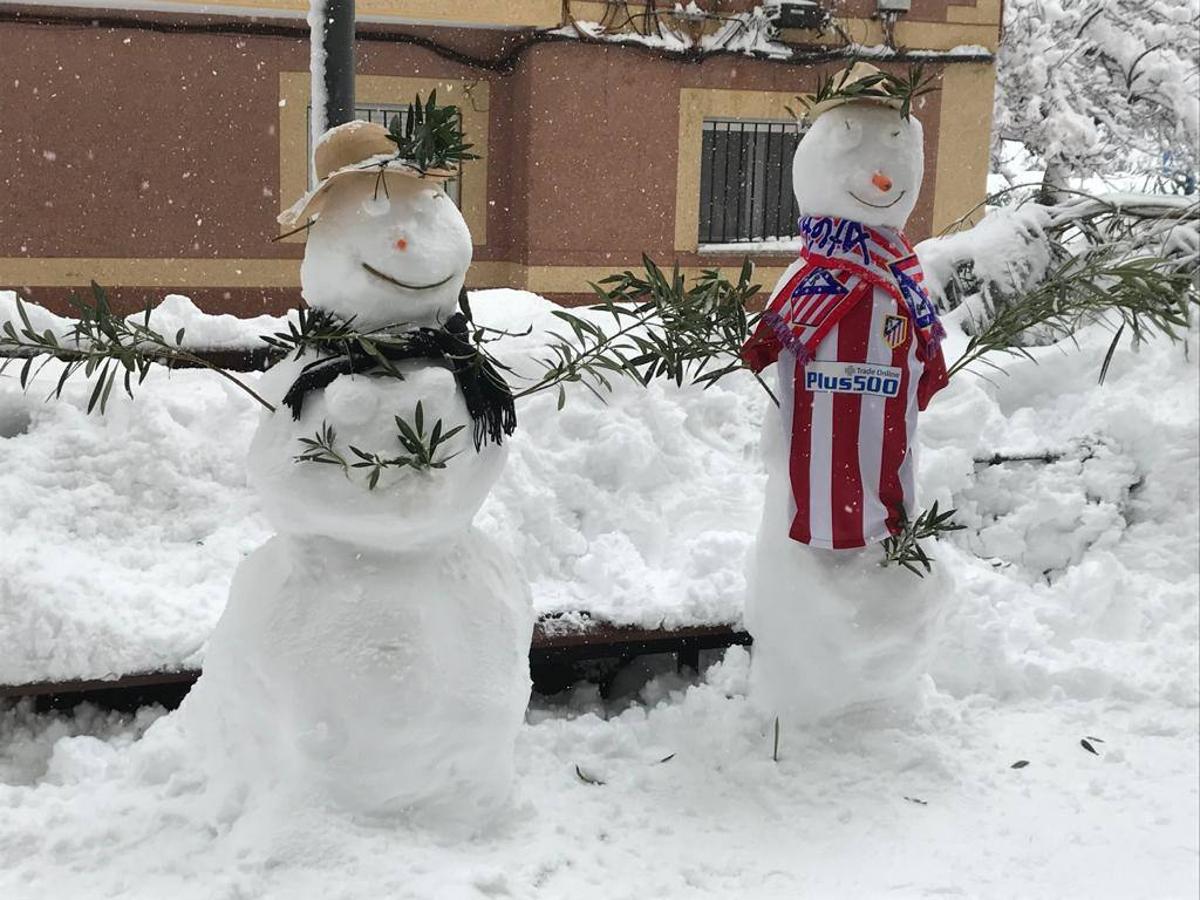 Muñecos de nieve. La gran acumulación de nieve en Madrid ha desatado la originalidad de los madrileños realizando figuras como las que acompañan a estas líneas