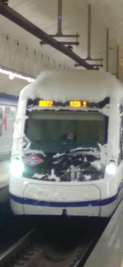 El Metro, con nieve en su parte alta. La imagen es histórica. Llegada de un tren al andén con la parte alta recubierta de nieve.