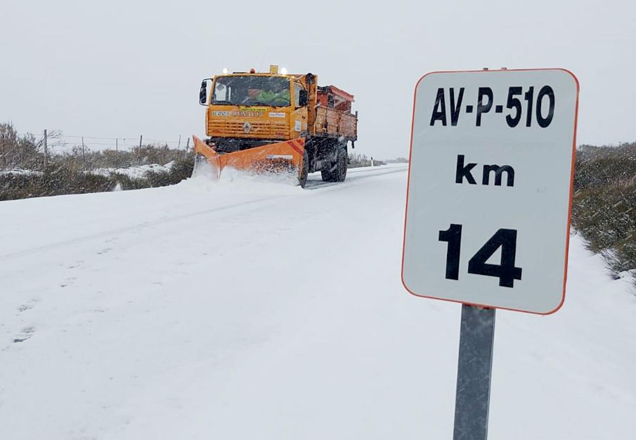 Una máquina quitanieves en una carretera provincial de Ávila