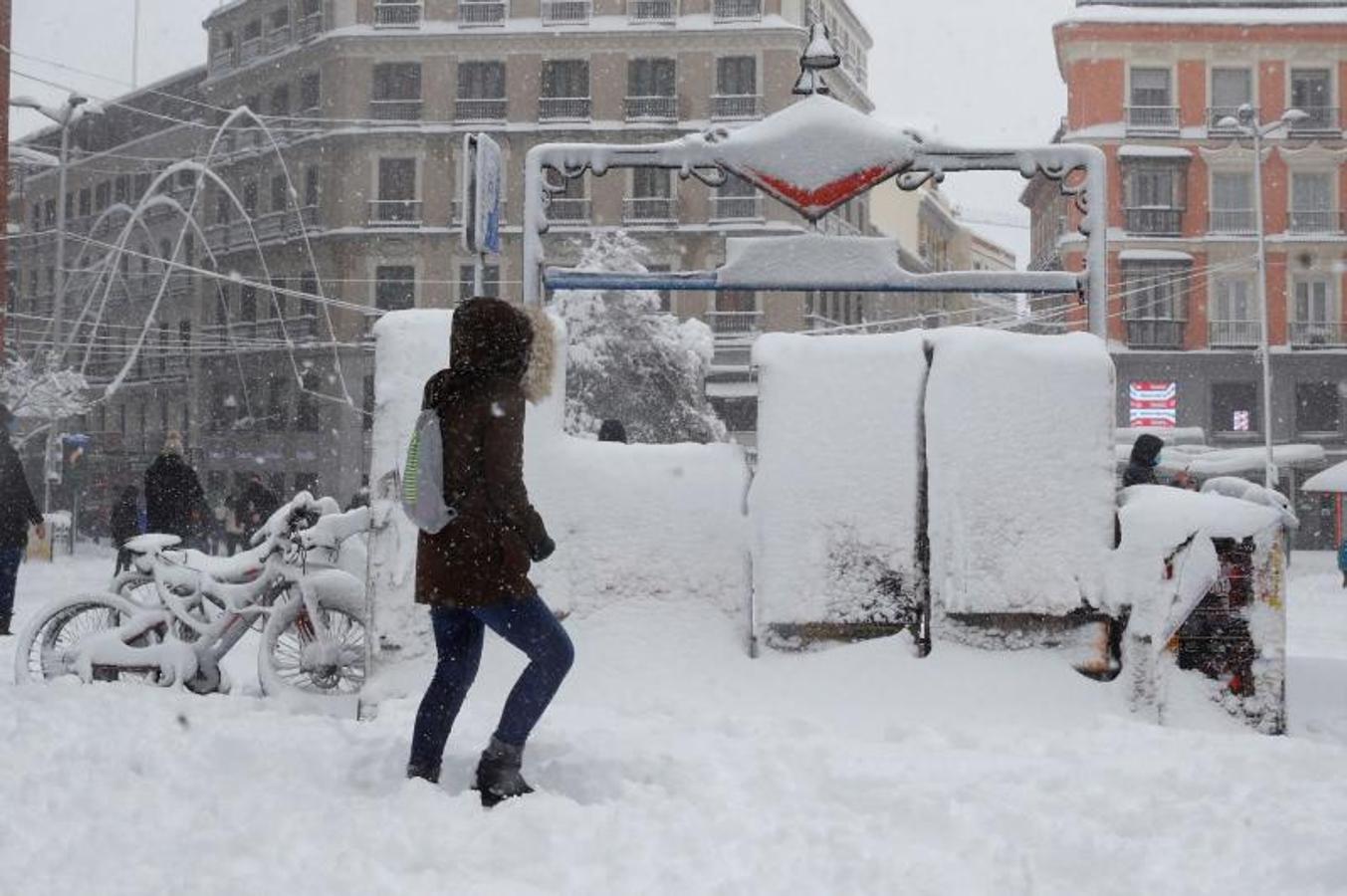 Estaciones borradas. Numerosas estaciones de Metro han amanecido totalmente cubiertas de nieve. Tanto es así que ni los carteles ni los acessos estaban visibles para los viandantes.