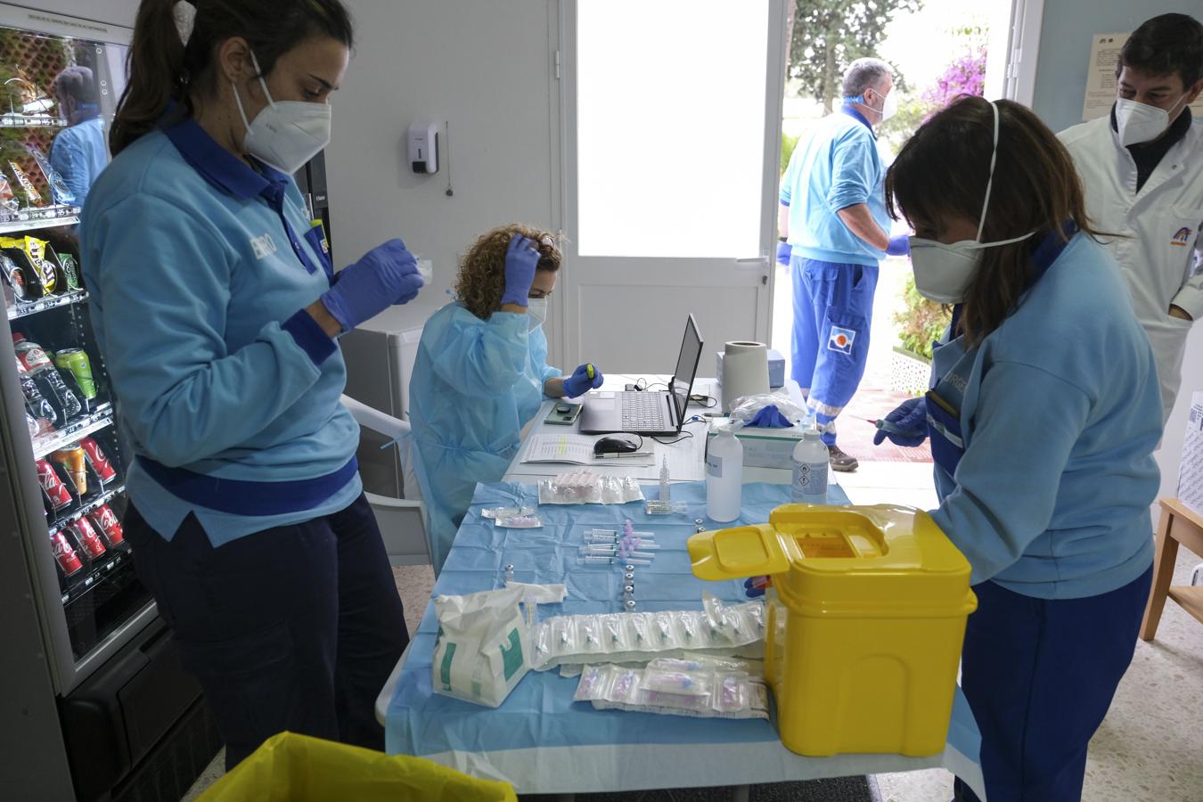 FOTOS: Así es una jornada de vacunación en una residencia de mayores