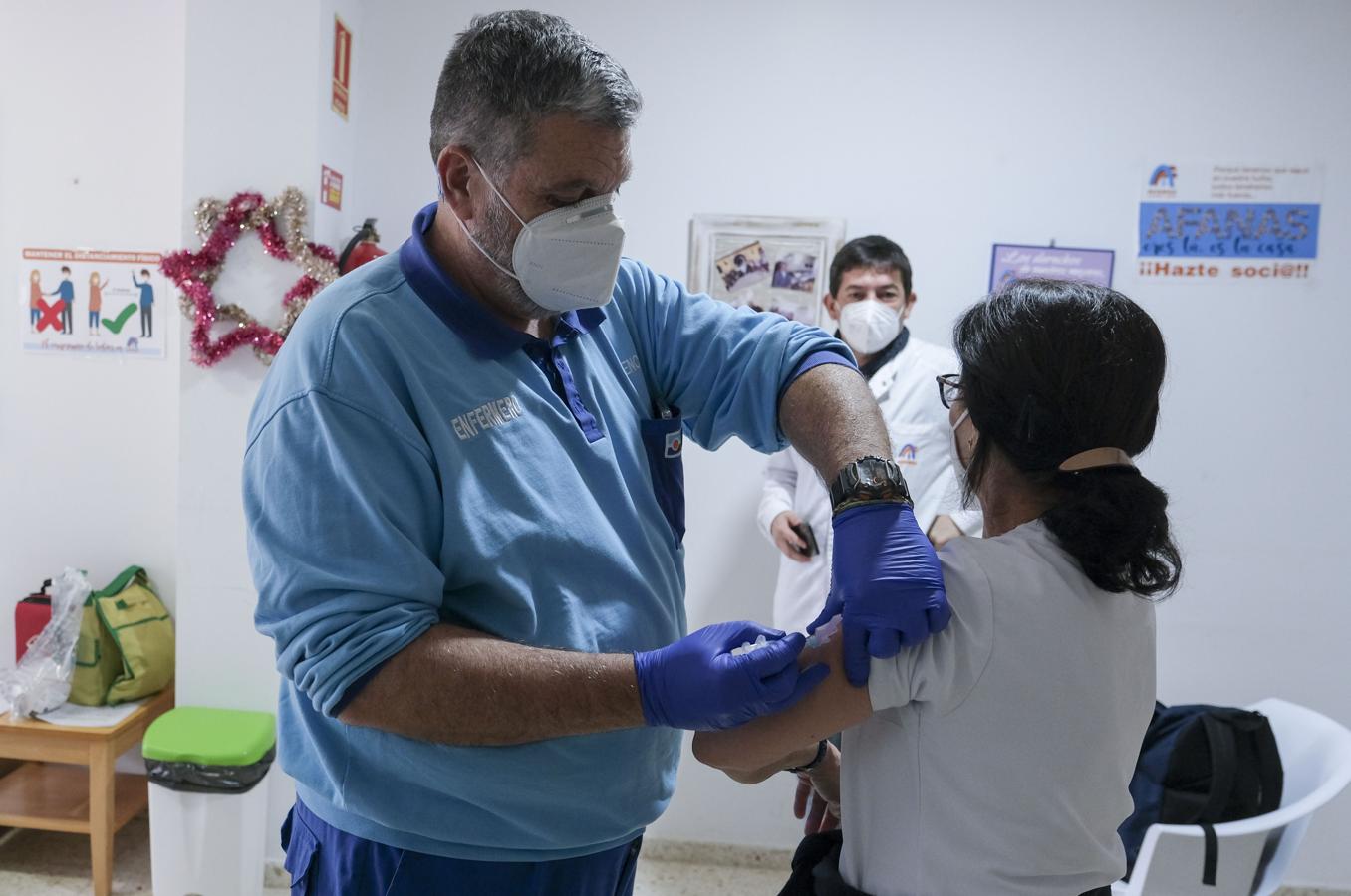 FOTOS: Así es una jornada de vacunación en una residencia de mayores