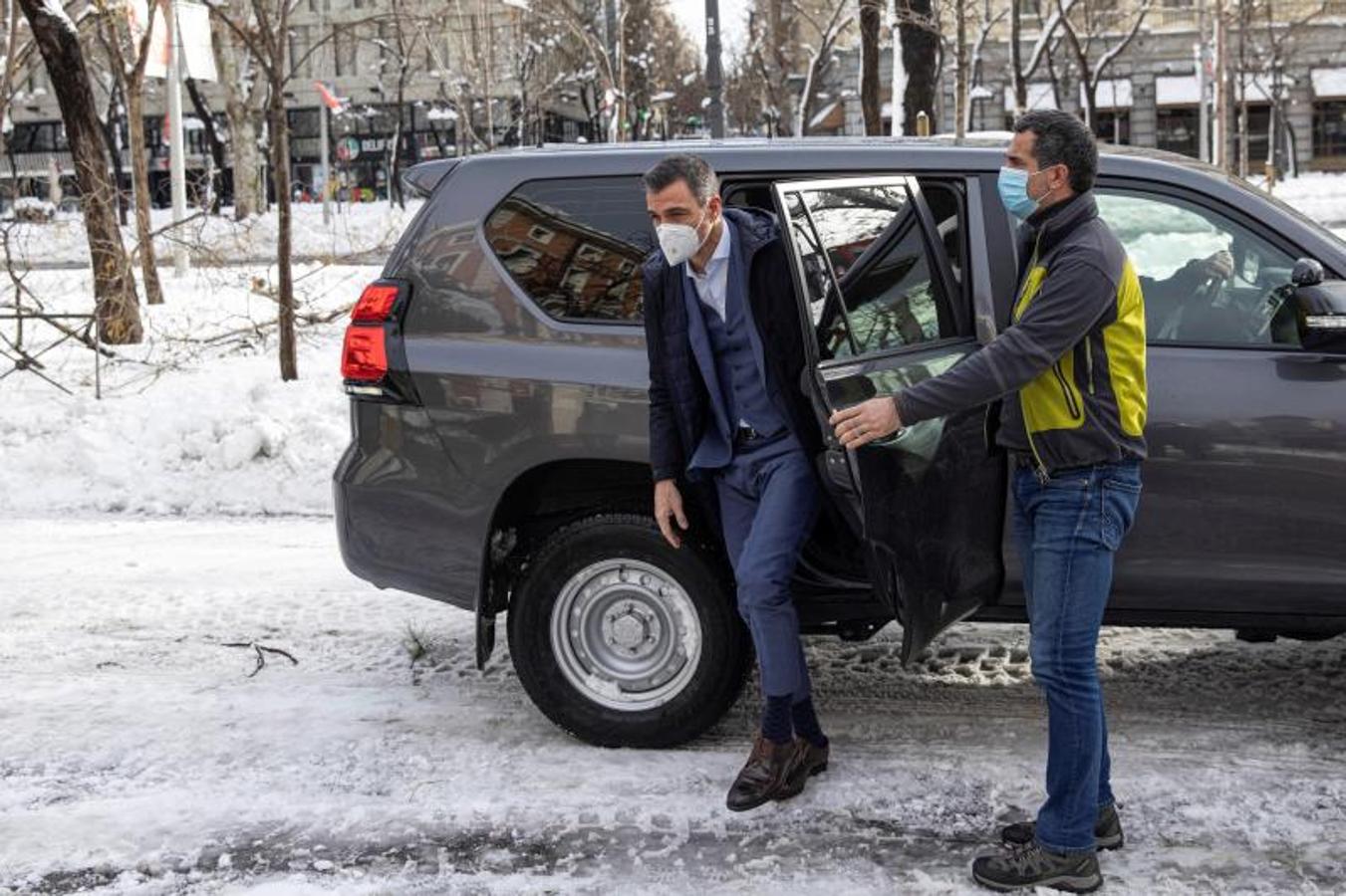 Sánchez, en la Castellana, para presidir la reunión del Comité de Protección Civil en el Ministerio del Interior. 