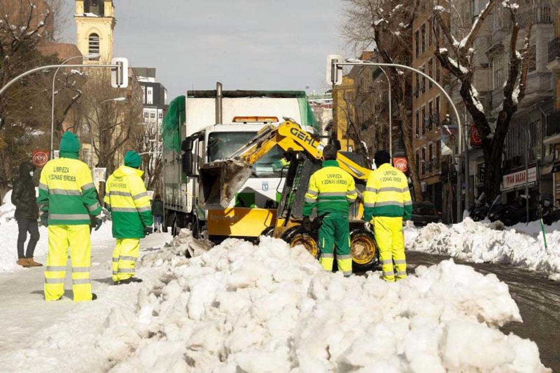Quitanives en Cuatro Caminos. Un quitanieves despeja una calle en la zona de Cuatro Caminos en Madrid, este domingo.