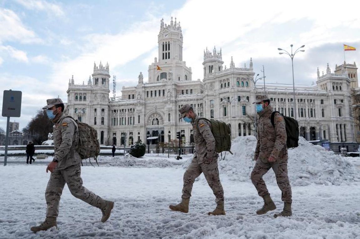 Militares en Cibeles. Varios militares caminan delante del monumento de La Cibeles. Allí han estado desplegados para habilitar carriles a la circulación.