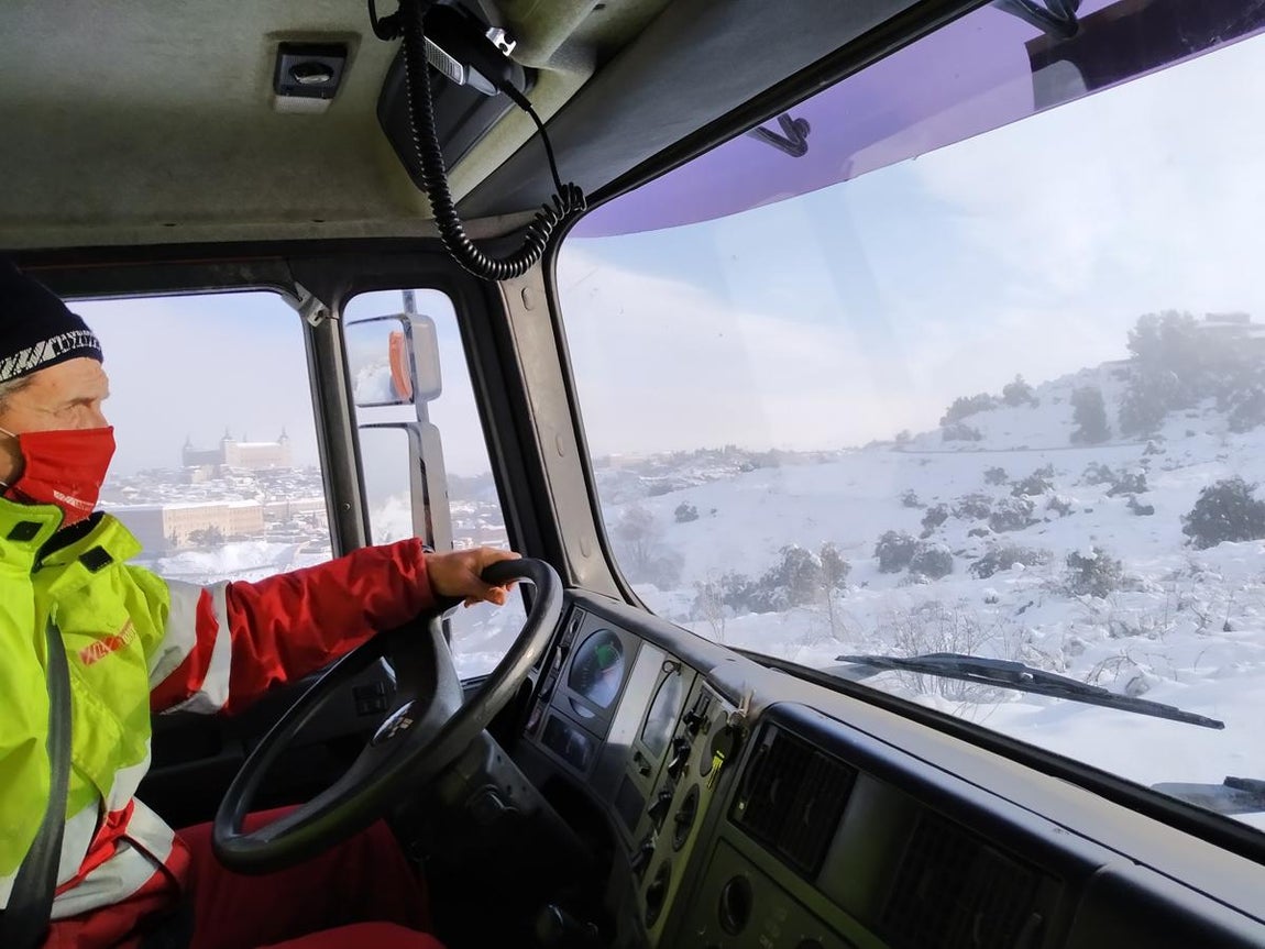 El trabajo de una quitanieves en Toledo en una nevada histórica