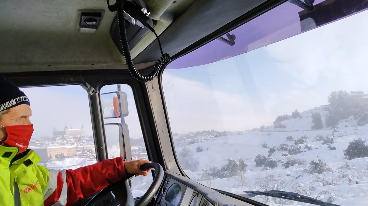 El trabajo de una quitanieves en Toledo en una nevada histórica