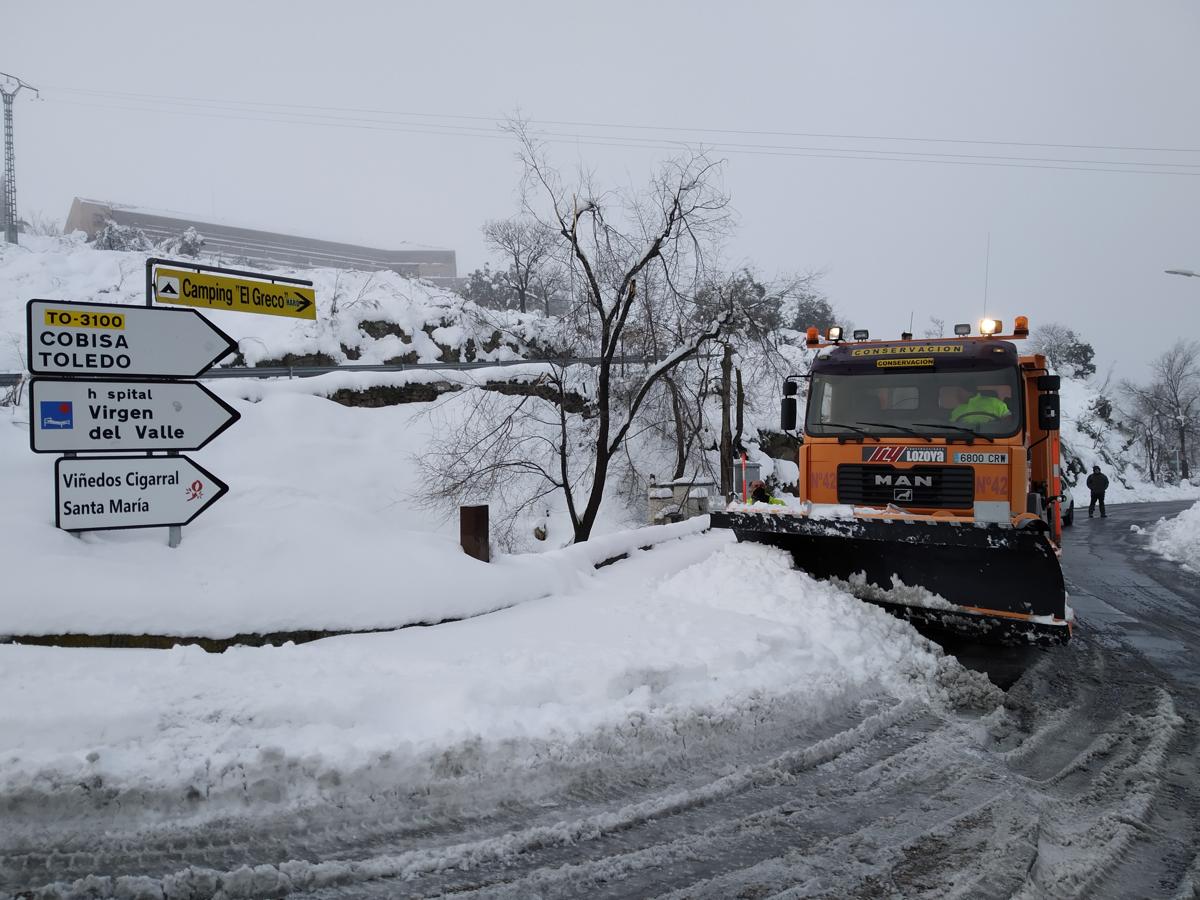 El trabajo de una quitanieves en Toledo en una nevada histórica