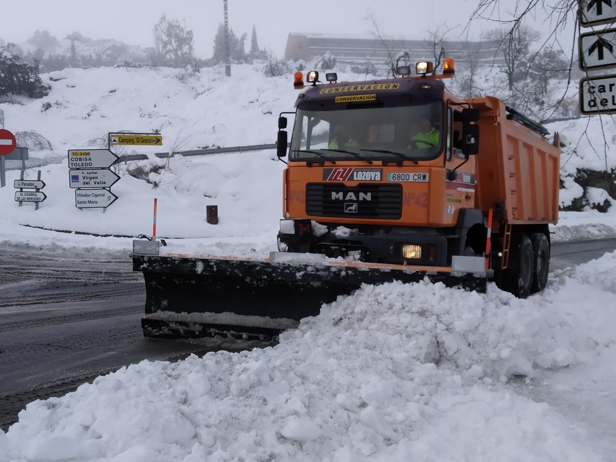 El trabajo de una quitanieves en Toledo en una nevada histórica